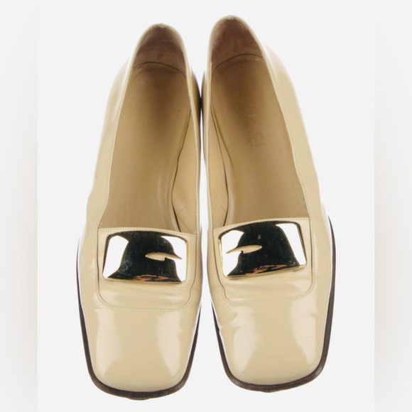 Gucci Cream Flats with Gold Detail - Picture 1 of 4